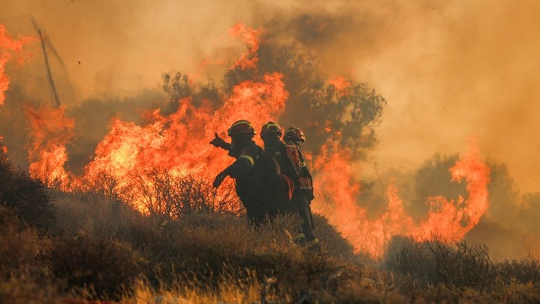 Milhares de evacuados por incêndios em áreas turísticas da Grécia e Turquia