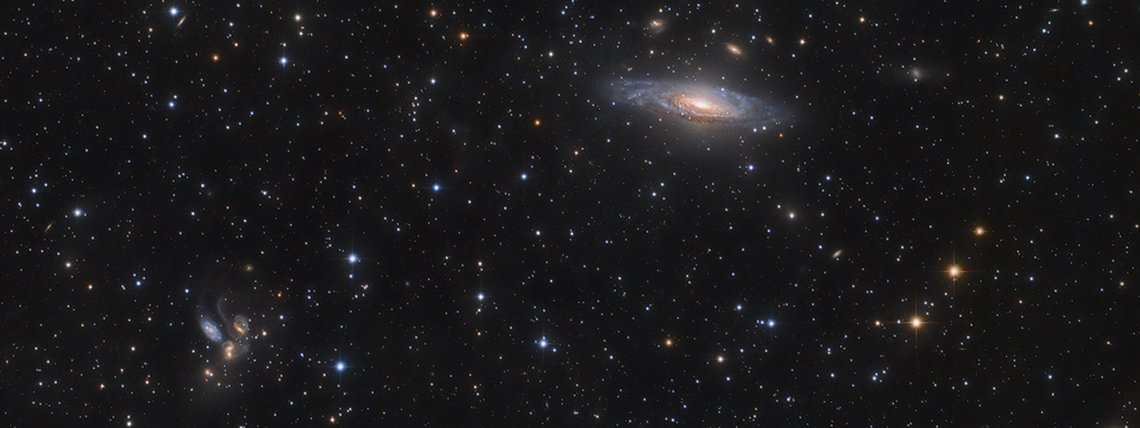 Esta nítida visão telescópica revela galáxias espalhadas além das estrelas da Via Láctea, no limite Norte da Constelação do Pégaso. Destaca-se, no canto superior direito, NGC 7331. A apenas 50 milhões de anos-luz de distância, a grande espiral é uma das galáxias mais brilhantes não incluídas no famoso catálogo de Charles Messier, elaborado no século XVIII. O grupo de galáxias de aparência perturbada, no canto inferior esquerdo, é conhecido como Quinteto de Stephan. A cerca de 300 milhões de anos-luz de distância, o quinteto ilustra uma colisão de múltiplas galáxias