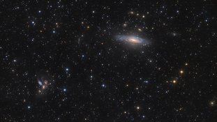 Esta nítida visão telescópica revela galáxias espalhadas além das estrelas da Via Láctea, no limite Norte da Constelação do Pégaso. Destaca-se, no canto superior direito, NGC 7331. A apenas 50 milhões de anos-luz de distância, a grande espiral é uma das galáxias mais brilhantes não incluídas no famoso catálogo de Charles Messier, elaborado no século XVIII. O grupo de galáxias de aparência perturbada, no canto inferior esquerdo, é conhecido como Quinteto de Stephan. A cerca de 300 milhões de anos-luz de distância, o quinteto ilustra uma colisão de múltiplas galáxias