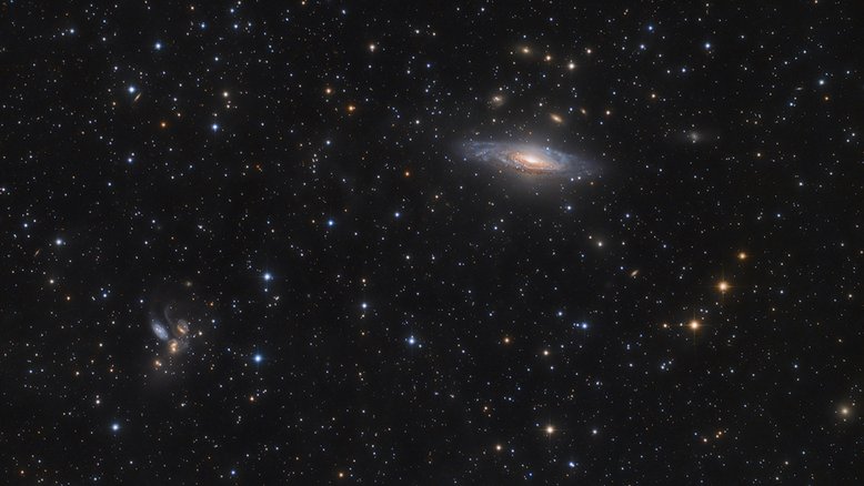 Esta nítida visão telescópica revela galáxias espalhadas além das estrelas da Via Láctea, no limite Norte da Constelação do Pégaso. Destaca-se, no canto superior direito, NGC 7331. A apenas 50 milhões de anos-luz de distância, a grande espiral é uma das galáxias mais brilhantes não incluídas no famoso catálogo de Charles Messier, elaborado no século XVIII. O grupo de galáxias de aparência perturbada, no canto inferior esquerdo, é conhecido como Quinteto de Stephan. A cerca de 300 milhões de anos-luz de distância, o quinteto ilustra uma colisão de múltiplas galáxias