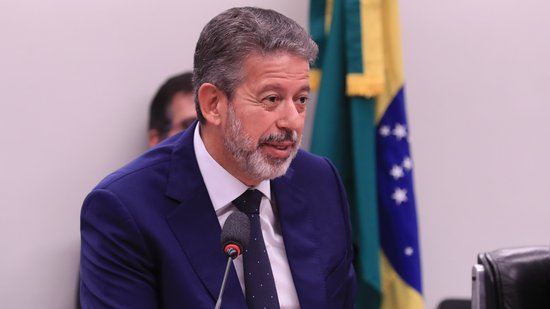 Arthur Lira é relator do projeto prevê que a isenção do IR para quem ganha até R$5 mil