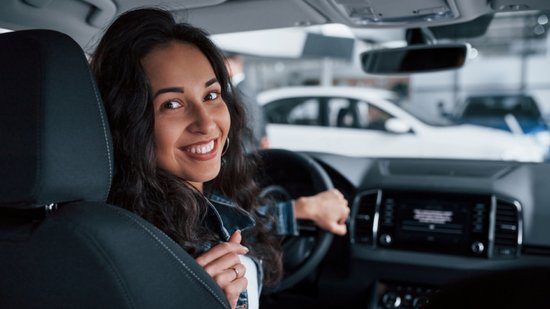 moving-backwards-ute-girl-with-black-hair-trying-her-brand-new-expensive-car-automobile-salon-1-770x433