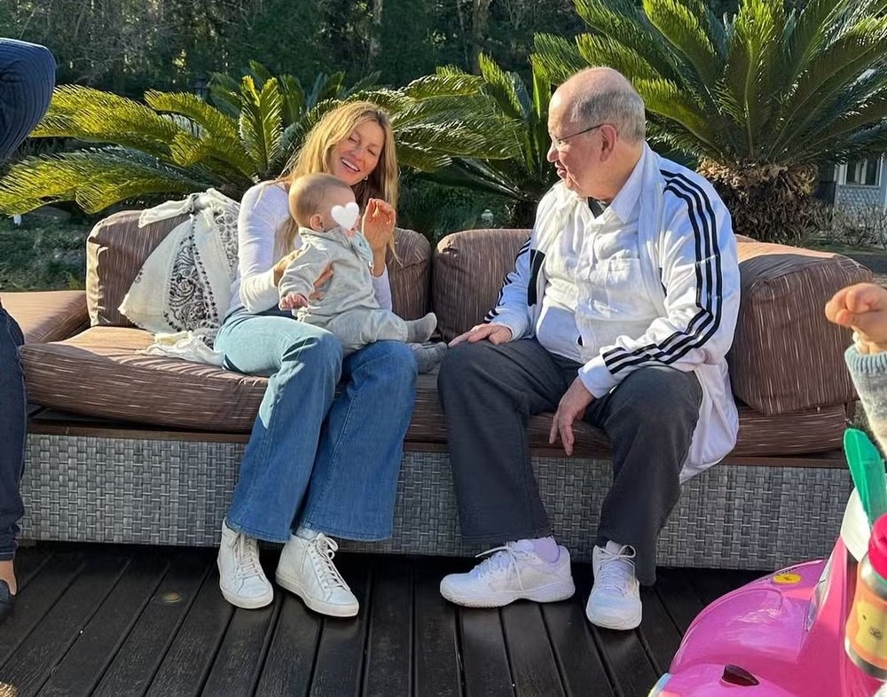 Gisele Bündchen mostra registros de aniversário de 45 anos com irmã gêmea 2 Gisele Bündchen mostra registros de aniversário de 45 anos com irmã gêmea