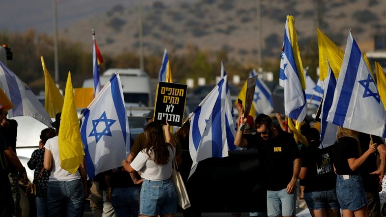 Manifestantes pedem trégua em Gaza e a libertação dos reféns, perto do kibbutz Amiad, no norte de Israel - AFP