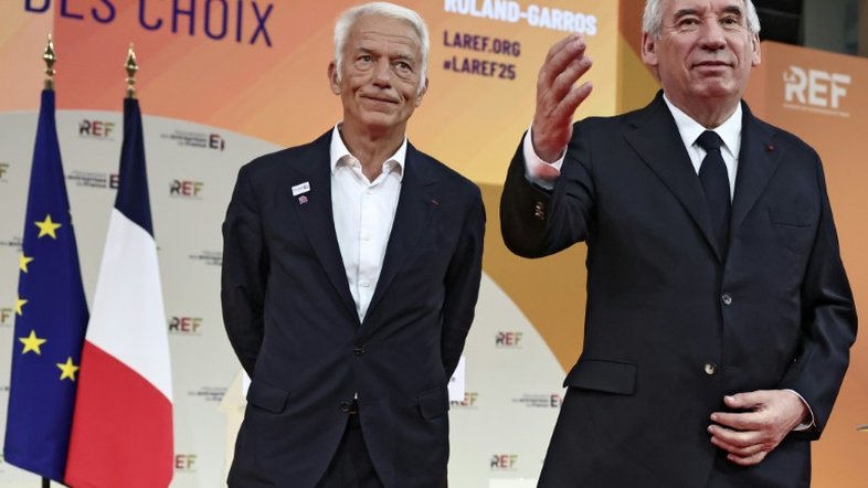 Extrema direita e esquerda radical rejeitam acordo para salvar primeiro-ministro da França