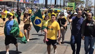 Aliados de Bolsonaro se manifestam em condomínio às vésperas de julgamento