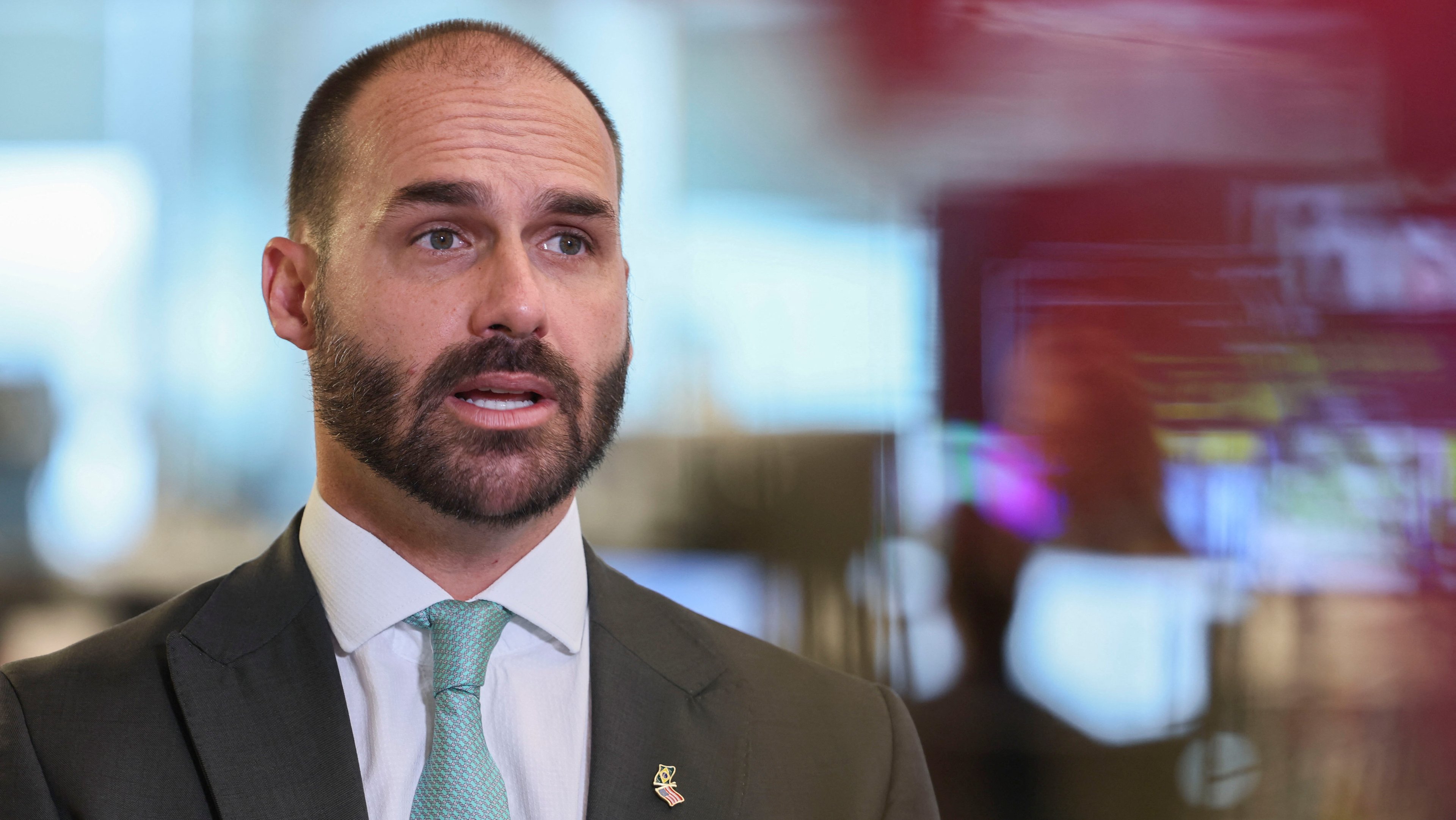 Deputado federal Eduardo Bolsonaro durante entrevista à Reuters em Washington /// André do Prado