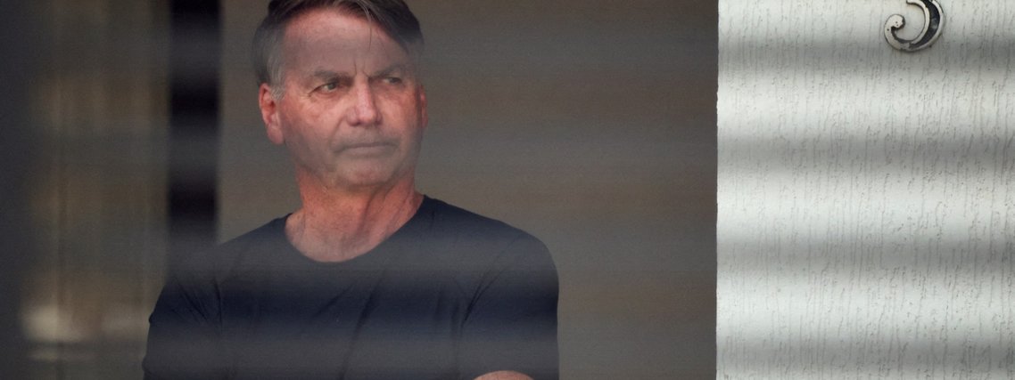 O ex-presidente Jair Bolsonaro (PL) cumpre prisão domiciliar e usa tornozeleira eletrônica