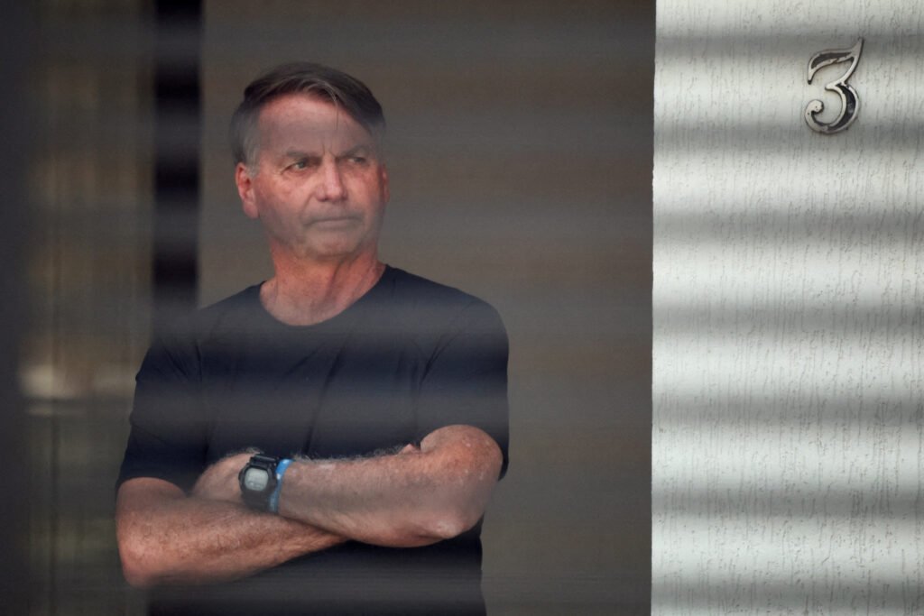 Da Paulista à prisão domiciliar: os 7 de setembro de Bolsonaro 12 O ex-presidente Jair Bolsonaro (PL) cumpre prisão domiciliar e usa tornozeleira eletrônica