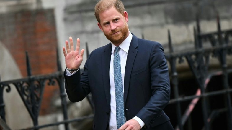 Príncipe Harry volta a Londres; imprensa especula sobre reconciliação com Charles