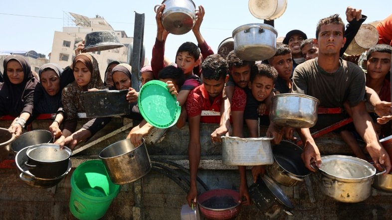 Saques, caos e tiros: a ajuda não chega aos mais vulneráveis em Gaza