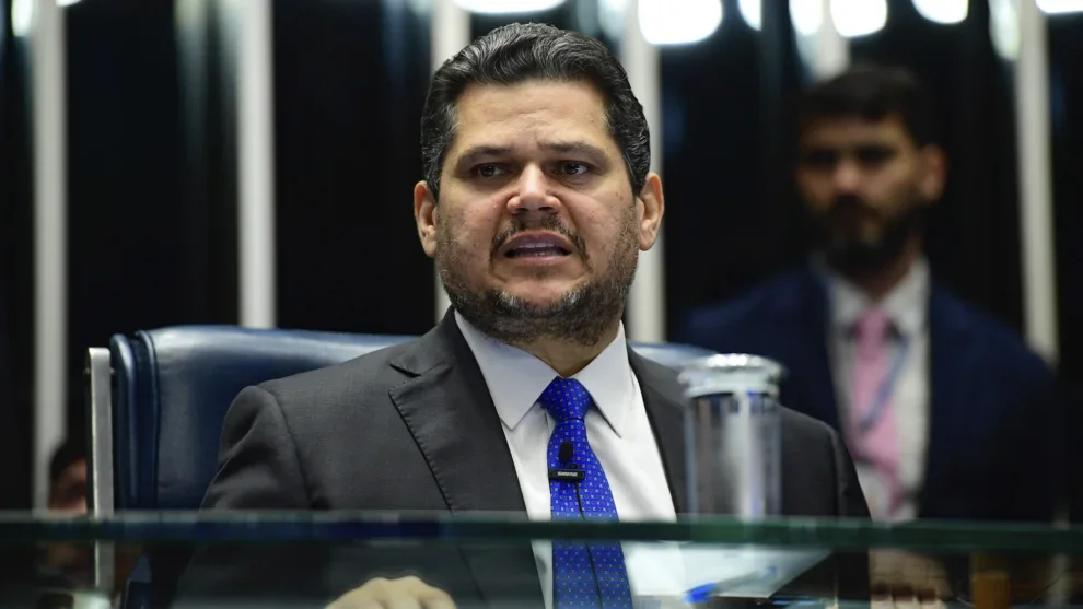 Alcolumbre é cobrado por sigilo de entradas do Careca do INSS no Congresso