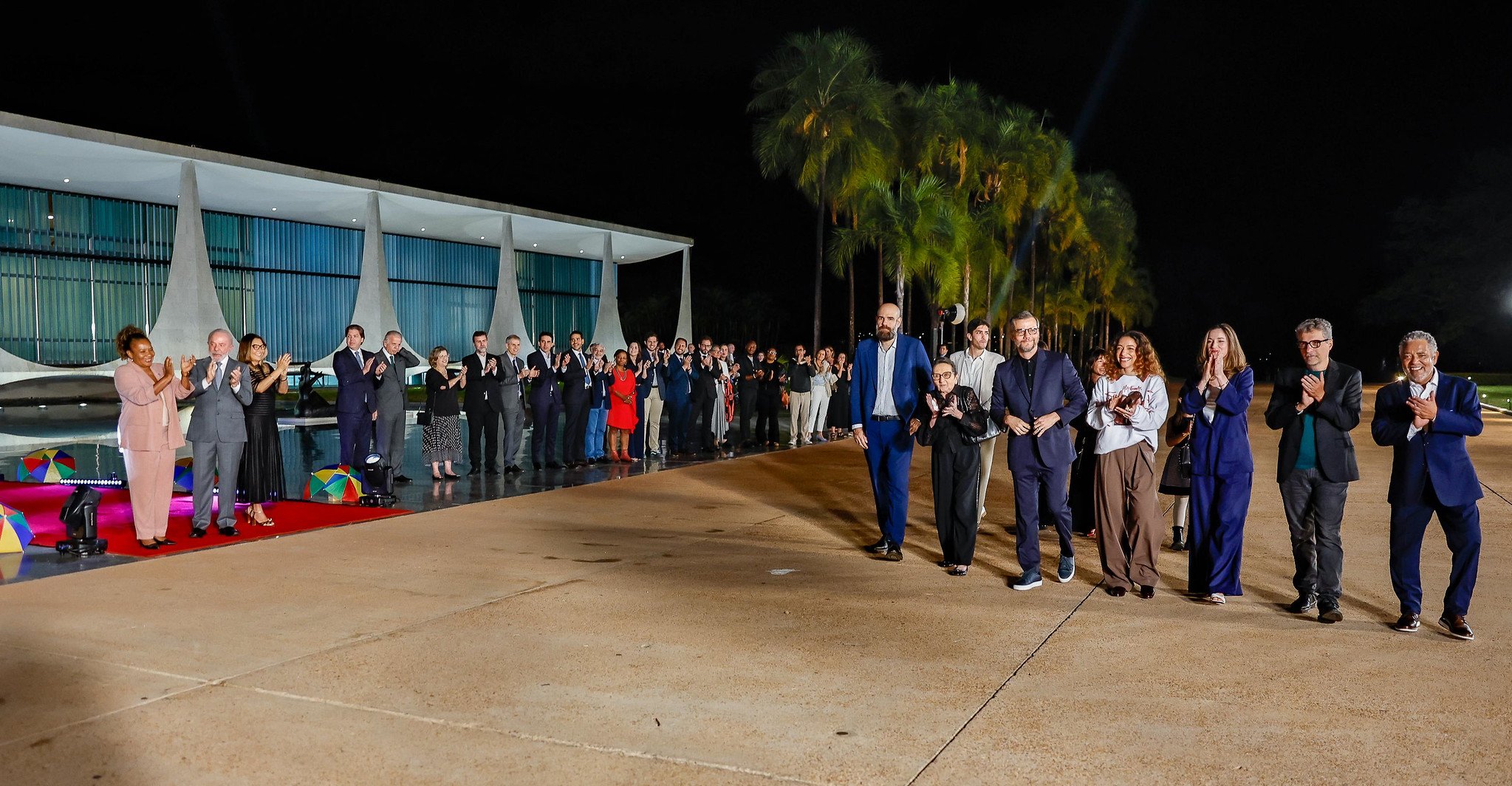 Wagner Moura prestigia exibição de 'O Agente Secreto' no Palácio de Planalto