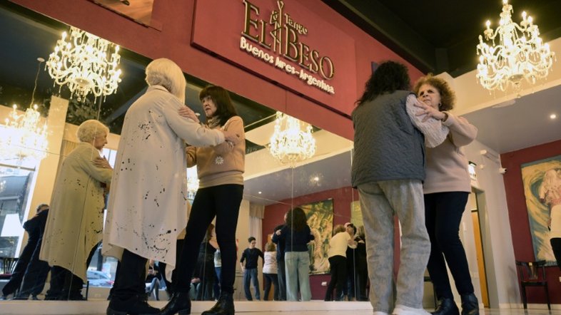Dançar tango, terapia inovadora na Argentina contra sintomas de Parkinson