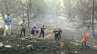 Incêndio suspende tráfego marítimo no estreito de Dardanelos, na Turquia