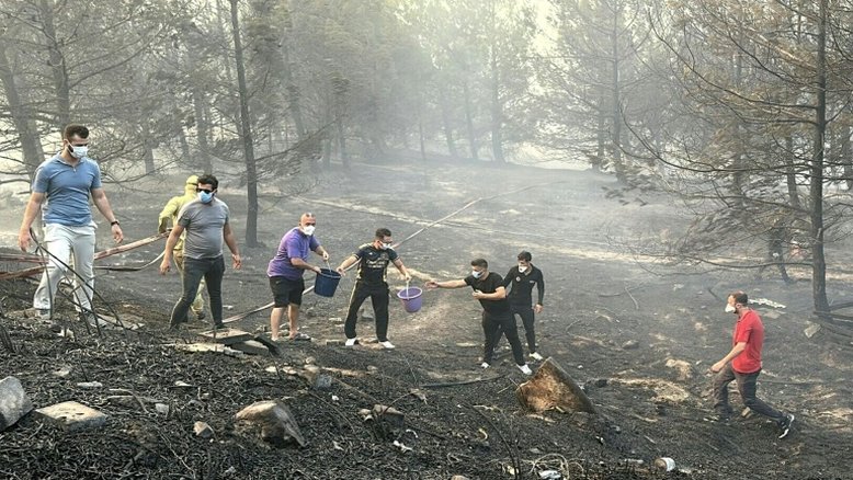 Incêndio suspende tráfego marítimo no estreito de Dardanelos, na Turquia