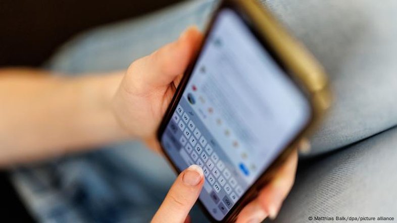 Como outros países tentam proteger crianças na internet