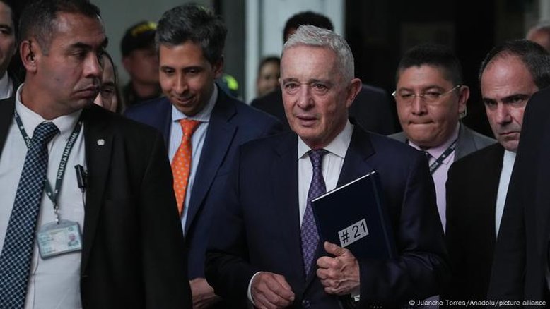 Ex-presidente da Colômbia, Uribe é condenado a 12 anos de prisão