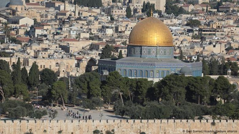 Ministro de Israel gera críticas após orar em templo muçulmano