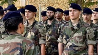 À espera da guerra, franceses se alistam na reserva