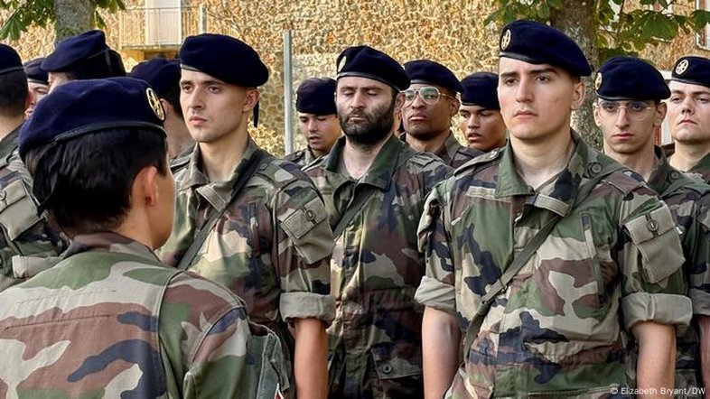 À espera da guerra, franceses se alistam na reserva
