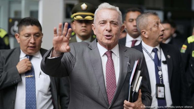 Justiça colombiana suspende prisão domiciliar do ex-presidente Uribe