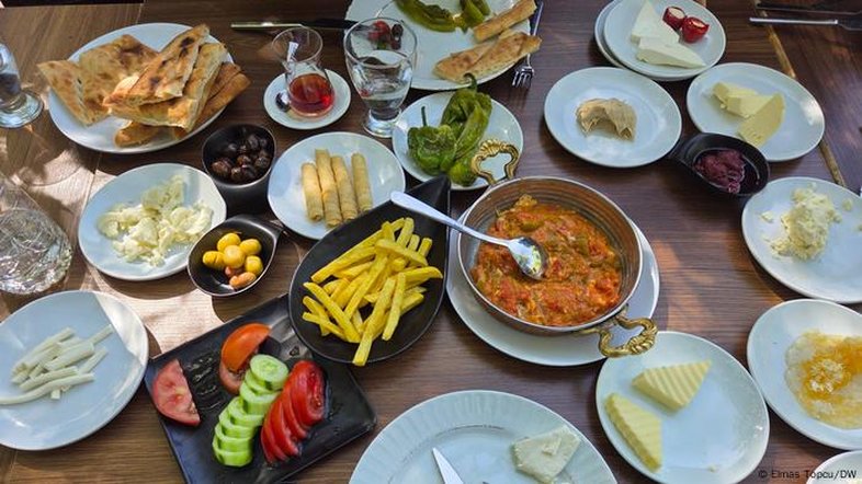 Bufês de hotéis "tudo incluso" estão na mira do governo na Turquia