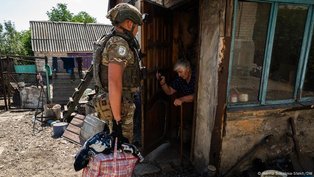 O dilema de ucranianos do Donbass forçados a fugir