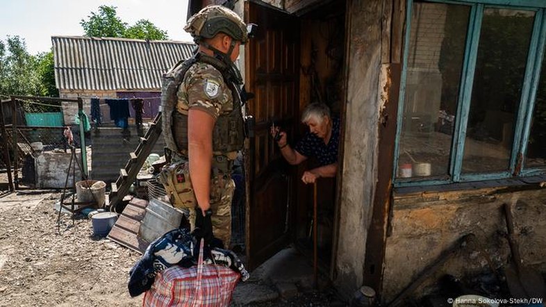 O dilema de ucranianos do Donbass forçados a fugir