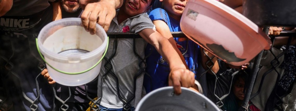 Enviado dos EUA visita centro de distribuição em Gaza, onde crise humanitária se agrava