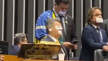 Com esparadrapo na boca, bolsonaristas protestam e ocupam mesa diretora na Câmara