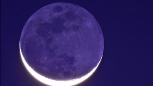 Também conhecido como o brilho acinzentado da Lua, a luz cinérea é a luz da Terra iluminando o lado noturno da Lua. Tirada em Esfahan, no Irã, em março de 2012, esta imagem telescópica captura a forte luz cinérea, nos estágios finais de uma Lua Minguante. A luz cinérea é conhecida por ser fortemente influenciada pela cobertura de nuvens. A descrição desse fenômeno, como proveniente da luz solar refletida pelos oceanos da Terra e posteriormente iluminando a superfície escura da Lua, foi publicada há 500 anos, por Leonardo da Vinci