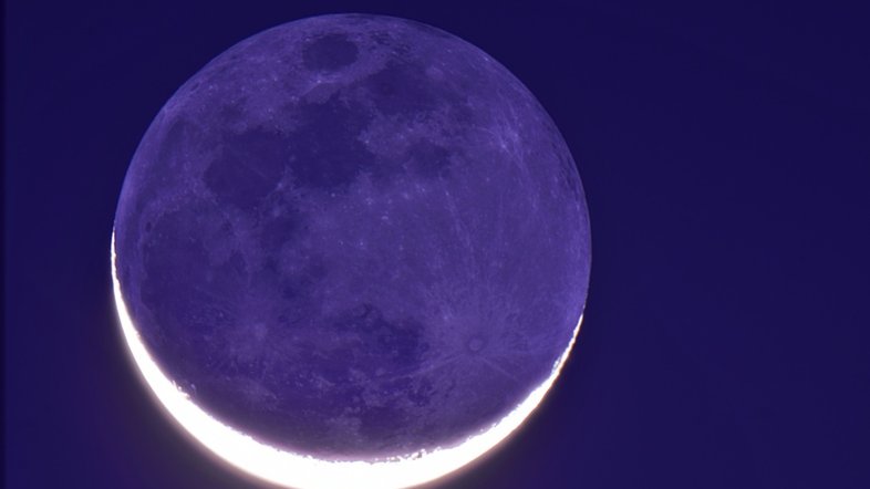 Também conhecido como o brilho acinzentado da Lua, a luz cinérea é a luz da Terra iluminando o lado noturno da Lua. Tirada em Esfahan, no Irã, em março de 2012, esta imagem telescópica captura a forte luz cinérea, nos estágios finais de uma Lua Minguante. A luz cinérea é conhecida por ser fortemente influenciada pela cobertura de nuvens. A descrição desse fenômeno, como proveniente da luz solar refletida pelos oceanos da Terra e posteriormente iluminando a superfície escura da Lua, foi publicada há 500 anos, por Leonardo da Vinci