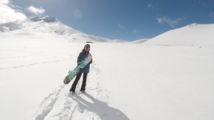 Esquiadora em Corralco, no Chile