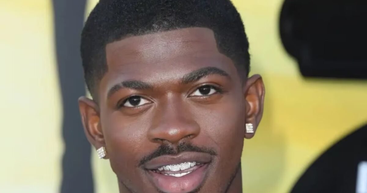 Lil Nas X deixa prisão após pagar fiança de mais de R$ 400 mil