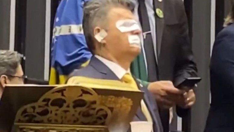 Com esparadrapo na boca, bolsonaristas protestam e ocupam mesa diretora na Câmara