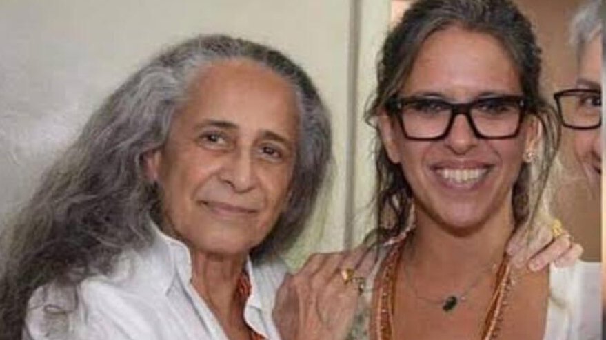 Maria Bethânia termina casamento com estilista após oito anos juntas, diz jornal