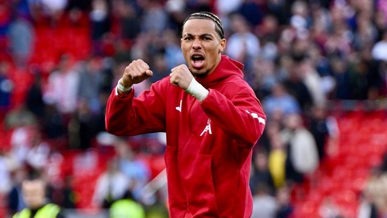 Liverpool bate Arsenal e assume liderança isolada da Premiere League