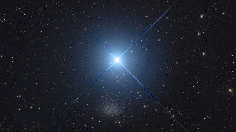 Na primavera do Hemisfério Norte, a brilhante estrela Regulus é fácil de avistar, acima do horizonte Leste. O elemento Alfa da Constelação de Leão, Regulus, é a estrela pontiaguda centrada neste campo de visão telescópico. A apenas 79 anos-luz de distância, Regulus é uma estrela quente e de rápida rotação, que é conhecida por fazer parte de um sistema estelar múltiplo. A mancha difusa, logo abaixo de Regulus, é a pequena galáxia Leo I. Localizada a cerca de 800 mil anos-luz de distância, Leo I é uma galáxia anã esferoidal