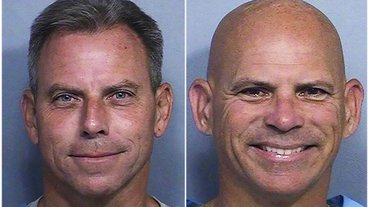 ARQUIVO - Esta combinação de duas fotos de fichamento fornecidas pelo Departamento de Correções da Califórnia mostra Erik Menendez, à esquerda, e Lyle Menendez
