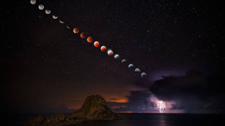 Que tal um Eclipse Lunar Total de uma superlua sobre uma tempestade de raios? Esta sequência eletrizante foi capturada, em setembro de 2015, em Ibiza, no Sudeste da Espanha. Depois de planejar o local e o momento certo para capturar toda a sequência do eclipse, o que parecia ser um incômodo no horizonte acabou se tornando uma bênção. A imagem composta apresenta mais de 200 imagens do mesmo local ao longo de uma noite. A Lua Cheia se põe enquanto desvanece para o vermelho, na sombra da Terra, e depois retorna ao normal. O relâmpago fortuito aparece refletido no Mediterrâneo, à direita da ilha rochosa de Es Vedra, com 400 metros de altura