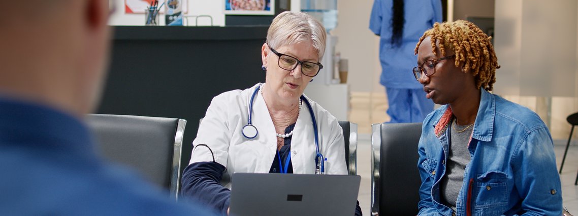 Médica explicando diagnóstico para paciente