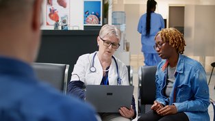 Médica explicando diagnóstico para paciente