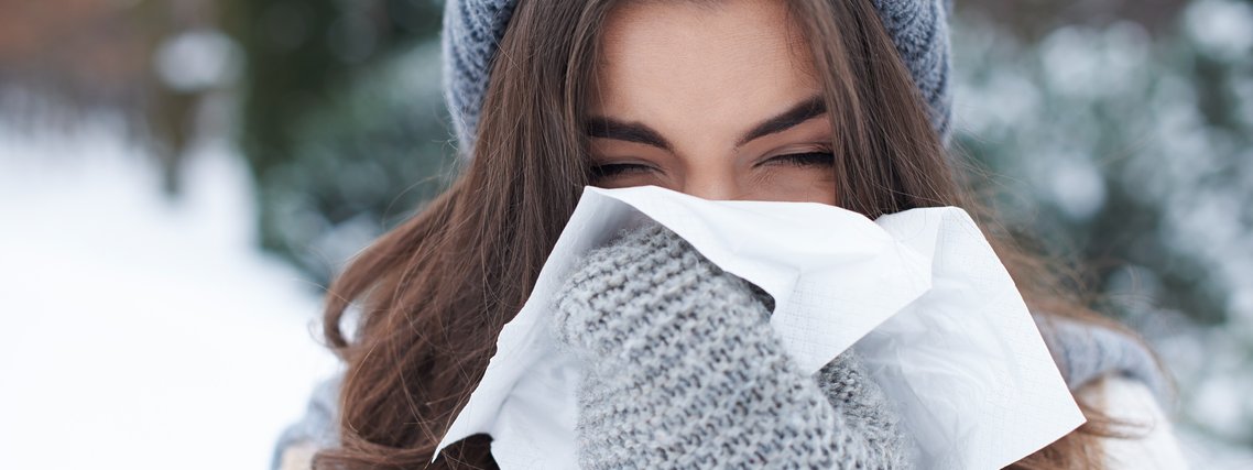 Mulher espirra em local com frio extremo