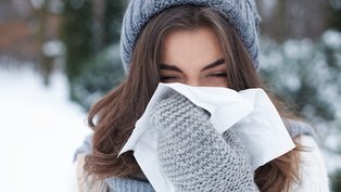 Mulher espirra em local com frio extremo