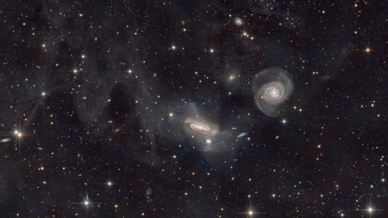 Nesta imagem, vê-se as galáxias do grupo NGC 7771. A cerca de 200 milhões de anos-luz de distância, em direção à Constelação do Pégaso, NGC 7771 é a grande espiral de perfil, próxima ao centro. Com cerca de 75 mil anos-luz de diâmetro, ela tem duas galáxias menores, abaixo dela. A grande espiral NGC 7769 aparece de frente, à direita. Galáxias do grupo NGC 7771 estão interagindo, fazendo repetidas passagens próximas que, em última análise, resultarão em fusões entre galáxias. As interações podem ser rastreadas por distorções na forma das galáxias e fluxos de estrelas criados por suas marés gravitacionais mútuas