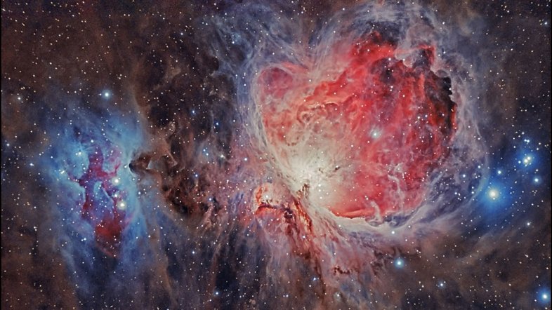 Poucos objetos astronômicos excitam a imaginação como o berçário estelar conhecido como Nebulosa de Órion. O gás brilhante da Nebulosa envolve estrelas jovens e quentes, na borda de uma imensa nuvem molecular interestelar. Muitas das estruturas filamentosas visíveis na imagem em destaque são, na verdade, ondas de choque: frentes onde material em movimento rápido encontra gás em movimento lento. A Nebulosa de Órion está localizada a cerca de 1,5 mil anos-luz de distância, na Constelação de Órion. A Grande Nebulosa em Órion pode ser vista a olho nu, logo abaixo e à esquerda do cinturão facilmente identificável de três estrelas, também popularmente conhecidas, no Brasil, como “Três Marias”