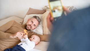 Pais fotografam bebê