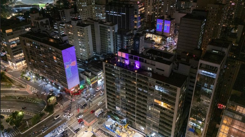 Prédios na região da Avenida Paulista recebem projeções de imagens produzidas por artistas digitais