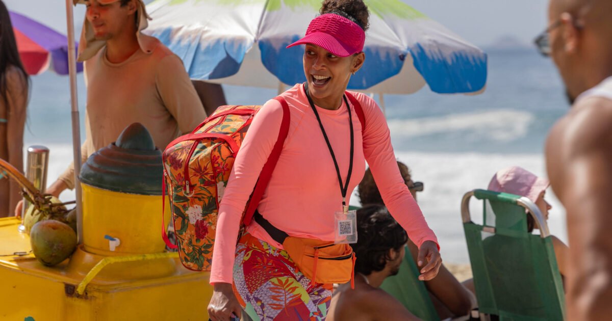 ‘Vale Tudo’: Raquel se sente humilhada ao ser vista vendendo sanduíche na praia